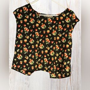 Chloe K Black Top with Peach Design 🍑